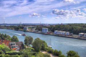 différentes vues sur et depuis le grand pont-canal de kiel dans le nord de l'allemagne photo