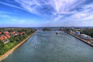 différentes vues sur et depuis le grand pont-canal de kiel dans le nord de l'allemagne photo