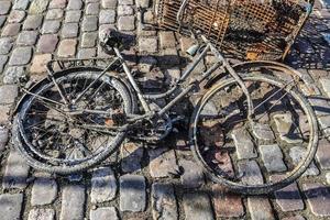 un vélo rouillé a sorti de l'eau du nettoyage du port de kiel en allemagne. photo