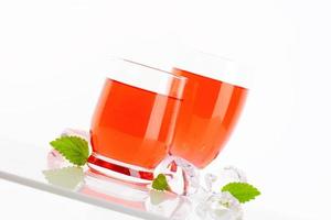 verres de boissons aromatisées aux fruits photo
