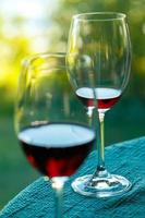 verre de vin sur la table photo