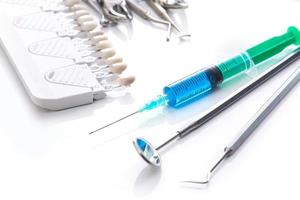 outils dentaires et seringue avec anesthésie photo