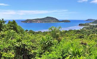 belles impressions du paysage tropical sur le paradis des îles seychelles photo