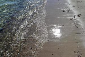 vue rapprochée détaillée sur les surfaces de l'eau avec des ondulations et des vagues et la lumière du soleil se reflétant à la surface photo