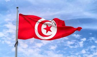 Illustration 3d d'un drapeau tunisien - drapeau en tissu ondulant réaliste. photo