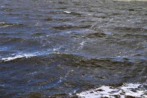 vue rapprochée détaillée sur les surfaces de l'eau avec des ondulations et des vagues et la lumière du soleil se reflétant à la surface photo