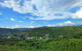 khasi hills est une formation de montagne basse sur le plateau de shillong dans l'état de meghalaya en inde photo