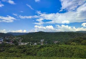 khasi hills est une formation de montagne basse sur le plateau de shillong dans l'état de meghalaya en inde photo