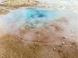 sources chaudes fumantes sur les champs de soufre volcaniques d'islande. photo