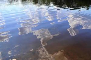 vue rapprochée détaillée sur les surfaces de l'eau avec des ondulations et des vagues et la lumière du soleil se reflétant à la surface photo