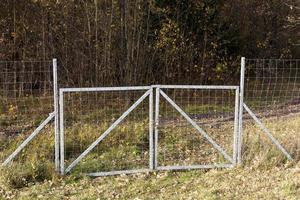 clôtures métalliques près de la forêt, qui protègent les animaux de la chaussée photo