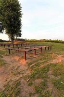 bancs dans le parc, coucher de soleil photo