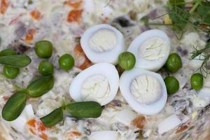 une salade d'olivier traditionnelle russe photo