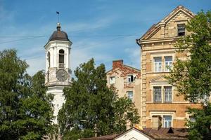 vue sur la ville des bâtiments résidentiels et de la tour de l'horloge médiévale. vyborg. photo