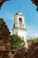 vue sur la tour de l'horloge médiévale, vyborg. photo