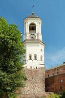 vue sur la tour de l'horloge médiévale, vyborg. photo