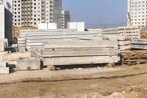 chantier de construction avec de nouvelles dalles en béton armé prêtes à l'emploi photo