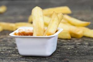 frites croustillantes et ketchup photo