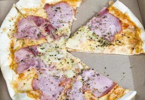 une pizza farcie au jambon photo