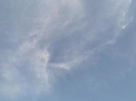 collection de nuages sur fond d'ombre de ciel bleu photo