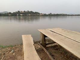 table de bricolage et siège avec vue sur la rivière photo