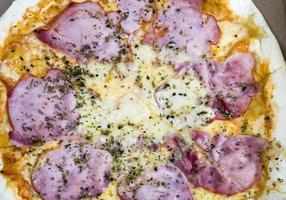 une pizza farcie au jambon, fromage photo