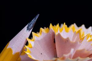 crayons en bois de couleur unie avec mine grise photo