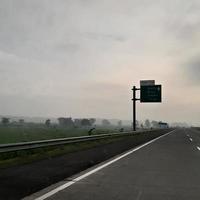un jour de brouillard sur les autoroutes photo
