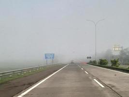 un jour de brouillard sur les autoroutes photo