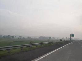 un jour de brouillard sur les autoroutes photo