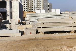 chantier de construction avec de nouvelles dalles en béton armé prêtes à l'emploi photo