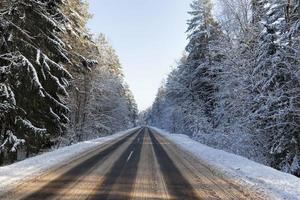 route d'hiver couverte de neige photo