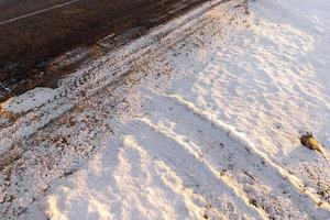 traces de la voiture dans la neige photo