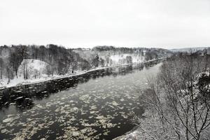 rivière d'hiver biélorussie. photo