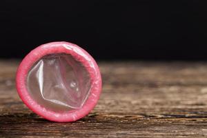 un préservatif en latex rose de qualité photo