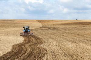 un champ agricole à moitié labouré photo