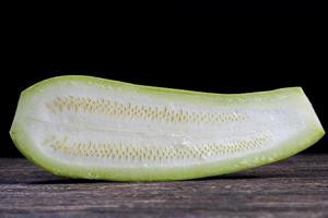 couper en morceaux de délicieuses courgettes mûres, photo