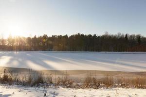 lac couvert de neige photo