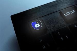 clavier avec concept de bouclier de sécurité bleu. technologie commerciale de protection des données de cybersécurité. photo