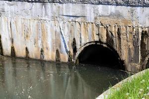 une partie de l'ancien pont en béton photo