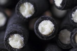 gaufres très sucrées et gaufres noires croustillantes à base de farine de blé photo