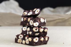 noix et produits naturels dans la production de chocolat aux noix photo
