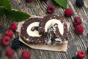 gâteau au chocolat fourré à la noix de coco photo