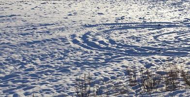 traces de tracteur dans le champ en hiver photo