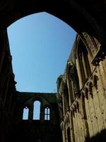 abbaye de glastonbury rétro-éclairé photo