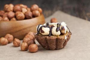 gâteau au chocolat avec nougat et noisettes torréfiées photo