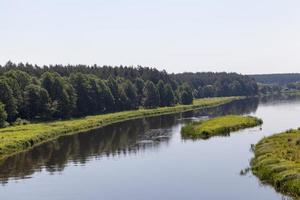 un paysage d'été avec rivière photo