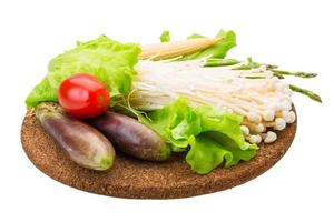 champignon du japon sur une plaque en bois et fond blanc photo