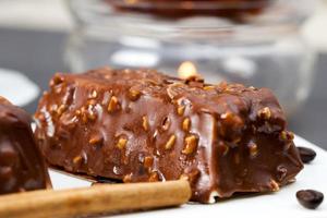 gâteau aux cacahuètes coulé avec du chocolat c photo