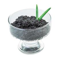 caviar noir sur fond blanc photo